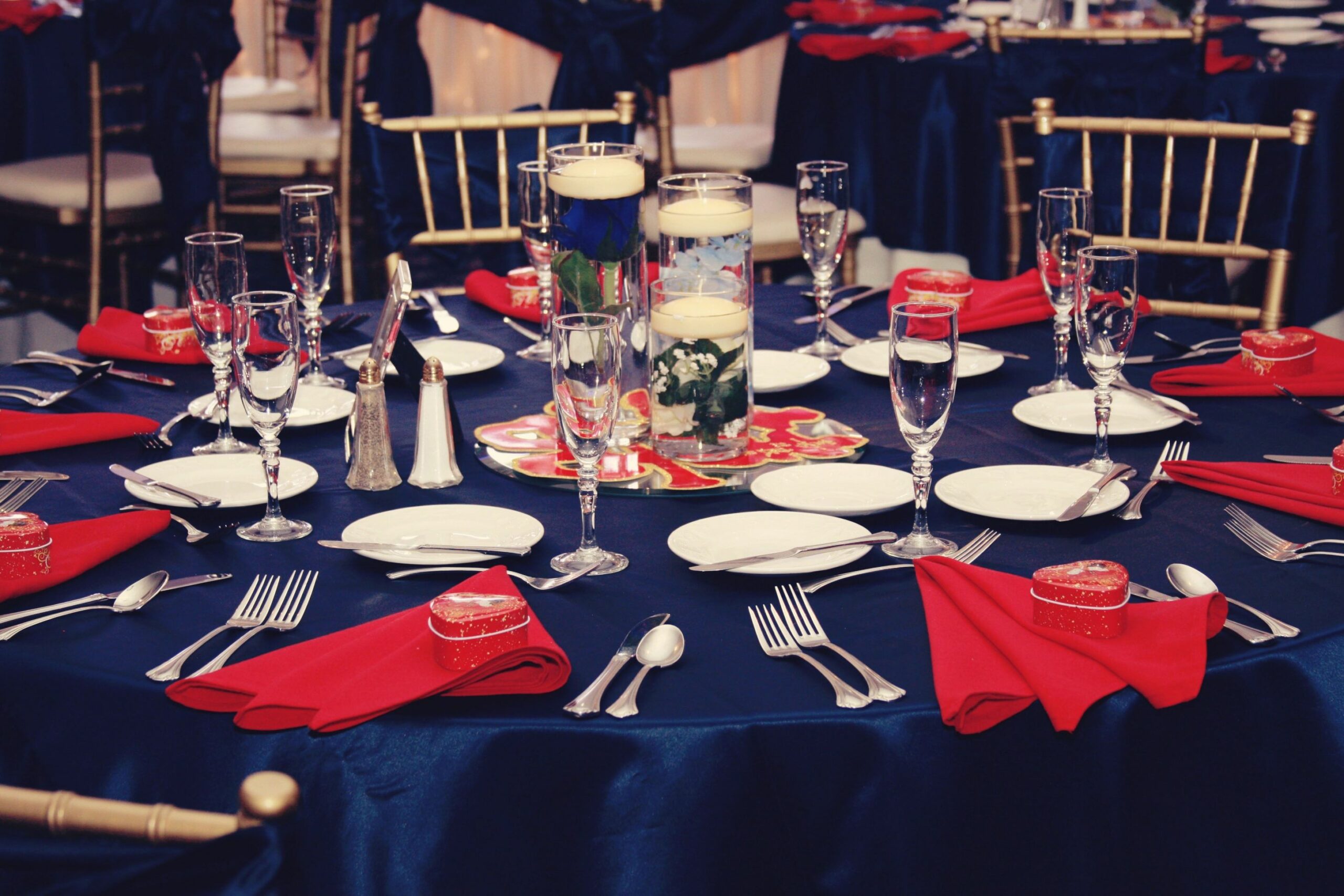 Red and navy blue wedding reception  Blue table settings, Blue