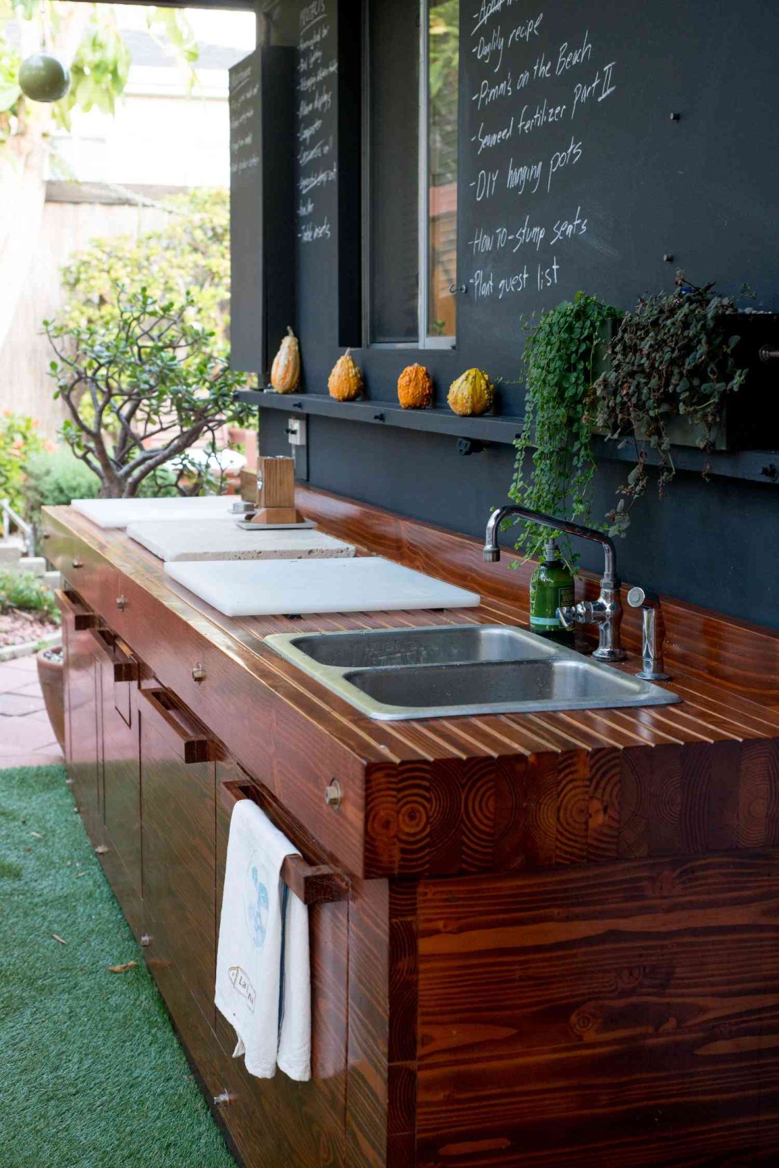 Stylish and Functional Small Outdoor Kitchen Ideas